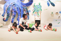 「エリック・カールの絵本の世界で運動遊び！二子玉川の室内キッズパークで新プログラム」の写真