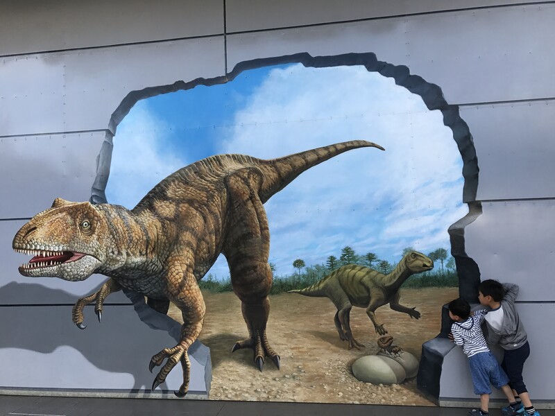 巨大な壁画やトリックアート
