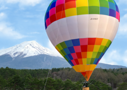 「親子で絶景を満喫！富士すばるランドで熱気球体験が開催　富士山を上空から眺めよう！」の写真