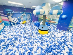「茨城県のイオン笠間店に室内遊園地「キッズランドUS」が誕生！　親子で一日中楽しめる」の写真