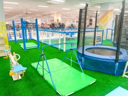 「茨城県のイオン笠間店に室内遊園地「キッズランドUS」が誕生！　親子で一日中楽しめる」の写真