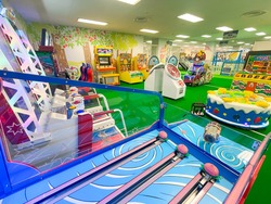 「茨城県のイオン笠間店に室内遊園地「キッズランドUS」が誕生！　親子で一日中楽しめる」の写真