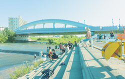 「札幌発祥の文化「川見」が今年も豊平川で開催！BBQやキッチンカー、キッズコーナーも」の写真