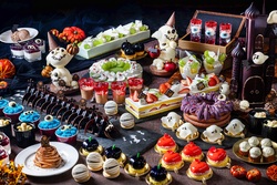 「池袋でハロウィーンスイーツブッフェ開催　シャインマスカット＆32種のスイーツを堪能」の写真
