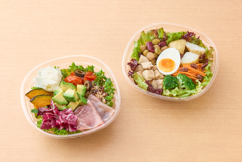 大人向けのケールとアボカドの彩りサラダ(左)とチキンとたまごのパワーサラダ(右)