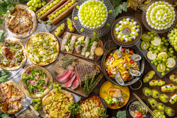 「ヒルトン成田で世界の料理とシャインマスカットを満喫するビュッフェ　カニ食べ放題も」の写真
