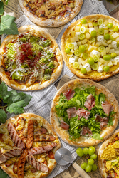 「ヒルトン成田で世界の料理とシャインマスカットを満喫するビュッフェ　カニ食べ放題も」の写真