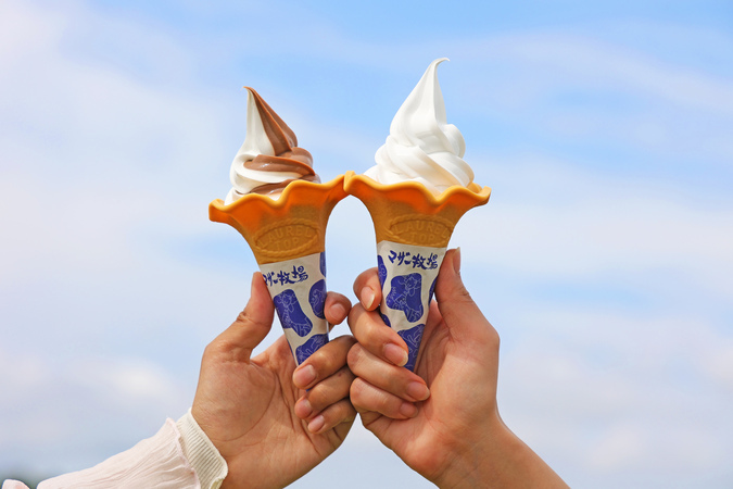 青空の下で食べるソフトクリームの味は格別！