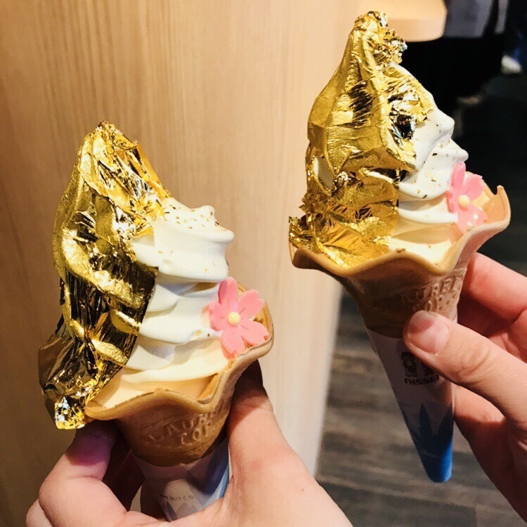 金沢で人気の金箔がのったソフトクリーム（画像：しー／PIXTA）