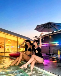 「淡路島の絶景温泉プールが最大半額！　夏の終わりをお得に楽しめるキャンペーンが開催」の写真