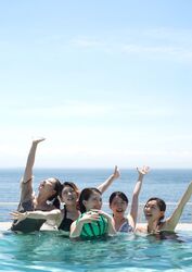 「淡路島の絶景温泉プールが最大半額！　夏の終わりをお得に楽しめるキャンペーンが開催」の写真