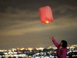「三重県菰野町の「湯の山温泉」でランタンイベント開催！　幻想的な夏の夜を楽しめる」の写真