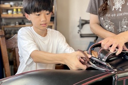 「思い出のランドセルを親子でリメイク！小金井市のレザークラフト教室で手作り体験開始」の写真