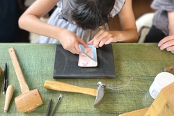 「思い出のランドセルを親子でリメイク！小金井市のレザークラフト教室で手作り体験開始」の写真