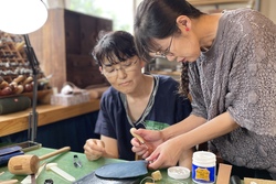 「思い出のランドセルを親子でリメイク！小金井市のレザークラフト教室で手作り体験開始」の写真