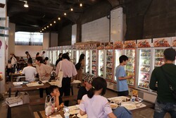 「冷凍食品200種類＆アイスが90分食べ放題！　話題の人気イベントが北海道・札幌で開催」の写真