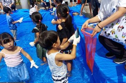 「福井県最大級の港町で「越前さかなまつり」が開催！　鮮魚競り体験や魚のつかみ取りも」の写真