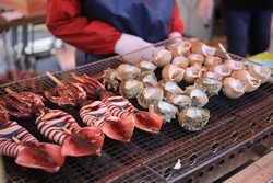 「福井県最大級の港町で「越前さかなまつり」が開催！　鮮魚競り体験や魚のつかみ取りも」の写真