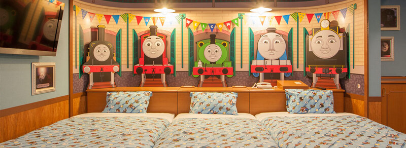 壁紙やベッドカバー、ランプシェイドなど、トーマスの仲間たちでいっぱいの「トーマスルーム」