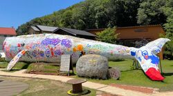 「巨大クジラモニュメントをみんなでペイント　兵庫県姫路市で参加型アートイベント開催」の写真