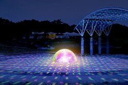 「茨城県国営ひたち海浜公園でのコキアライトアップ開催！　過去最大規模のグルメも登場」の写真