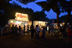 「茨城県国営ひたち海浜公園でのコキアライトアップ開催！　過去最大規模のグルメも登場」の写真