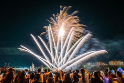 「音楽×花火のエンタメショー！泉大津で海辺の夏祭り開催　グルメ＆遊びエリアも充実！」の写真