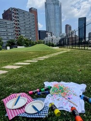 「港区・青山公園で絵の具を使って世界に1つだけのTシャツ作り　親子で楽しむアート体験」の写真