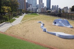「港区・青山公園で絵の具を使って世界に1つだけのTシャツ作り　親子で楽しむアート体験」の写真