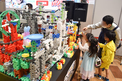 「2万個のブロックプール登場！　イオンモール広島府中でニューブロックの無料イベント」の写真