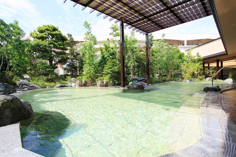 日帰り温泉施設「華咲の湯」では、庭園に配置された木漏れ日の湯や露天風呂が楽しめます