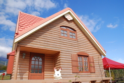 赤い屋根とログハウス風のデザインがかわいいと評判♪
