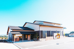 「小学生以下無料！岐阜県の老舗和菓子店で栗拾い体験！　絶景の栗畑で収穫と観光を満喫」の写真