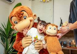 「「おさるのジョージ」が家庭訪問に来てくれる！　子供の好奇心育む体験イベントも」の写真