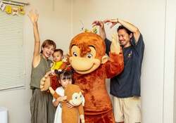 「「おさるのジョージ」が家庭訪問に来てくれる！　子供の好奇心育む体験イベントも」の写真