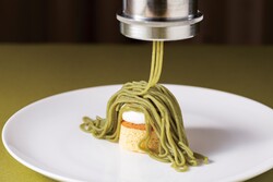 出来立てを味わえるスタンドクッキングでは、シャインマスカットの香りが華やぐ、季節限定モンブランを提供