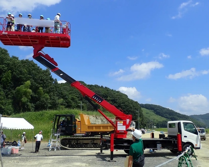 京橋朝市 建設ふれあいブース｜高所作業車試乗体験