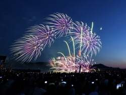 「和歌山マリーナシティで華麗な花火ショー！　ゴジュウジャーのアクション＆秋グルメも」の写真