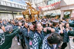 「港区アークヒルズで約40年続く秋祭り開催　お神輿渡御や盆踊り、親子で楽しめる縁日も」の写真