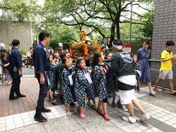 「港区アークヒルズで約40年続く秋祭り開催　お神輿渡御や盆踊り、親子で楽しめる縁日も」の写真