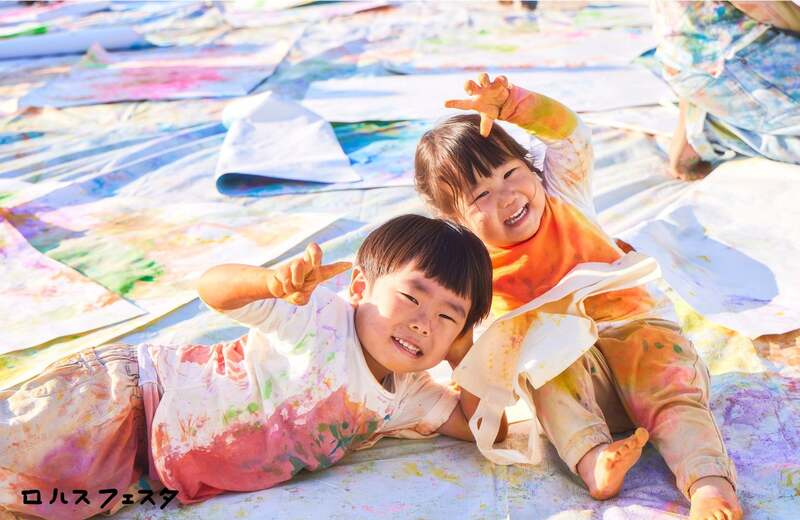ロハスフェスタ東京内で過去に開催した『絵の具であそぼう』の風景