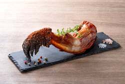 「レッドドラゴンの脚の素揚げ」3,800円　販売店舗：アフリカンプラザ　（数量限定・事前予約制）