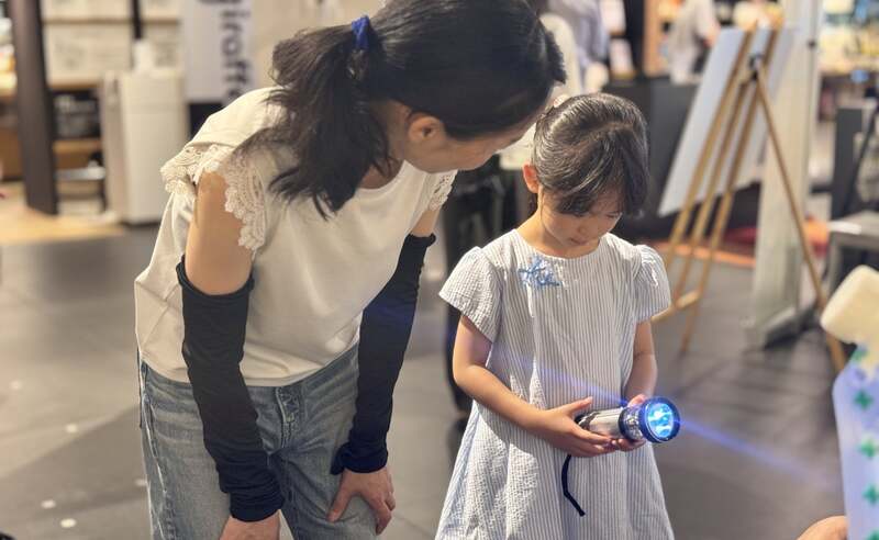 手回しライトを回して発電にチャレンジ