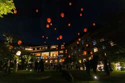 「箱根の夜空を彩る新たな風物詩「ランタンナイト」開催　温泉や食事とのセットプランも」の写真