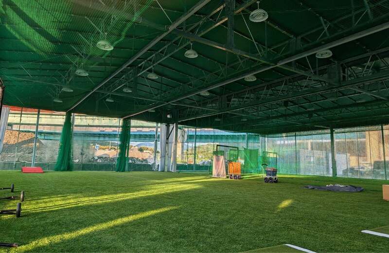 硬式球の打撃ができる福岡市ではわずかな練習場。複数レーンを借りると最大22×24mで守備連携も可能に