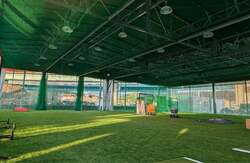 硬式球の打撃ができる福岡市ではわずかな練習場。複数レーンを借りると最大22×24mで守備連携も可能に
