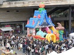 「二子玉川で親子向けハロウィンイベント開催！3施設巡るスタンプラリーとダンスタイム」の写真