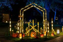 「高輪のホテルでハロウィーン満喫！限定グルメやパティシエ体験、日本庭園の竹あかりも」の写真