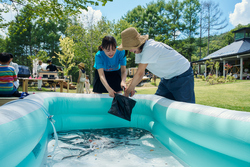 「東急リゾートタウン蓼科で「国産うなぎを捕まえて焼いて食べる」特別体験イベント開催」の写真