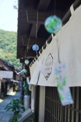 青石畳通り 風鈴の彩り